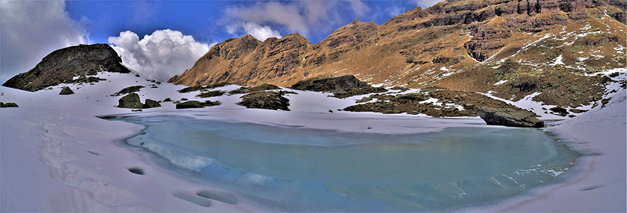 Laghetto di Pietra Quadra (2116 m) in disgelo